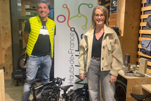 Les 2 gagnants, Lionel Chotteau et Mélanie Lefebvre, recevant leur vélo pliable le 22 octobre 2025.